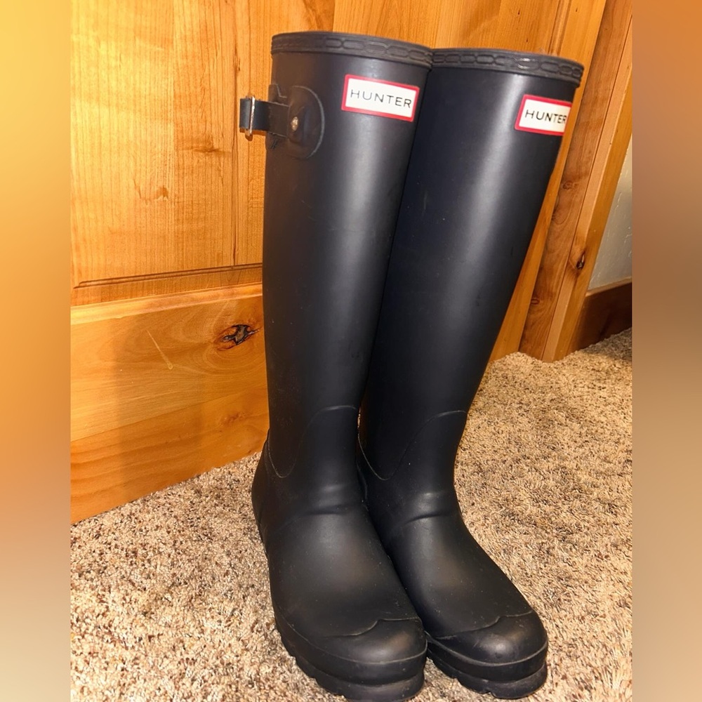 Hunter boots, size 7. Navy blue, brand new condition. Worn twice.